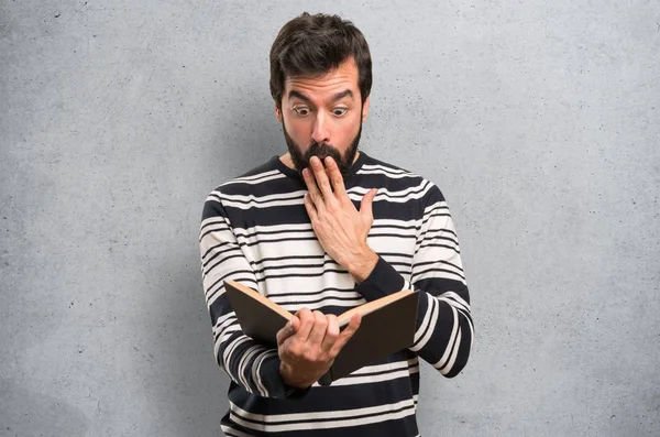 Uomo Sorpreso Con Barba Leggere Libro Sfondo Strutturato — Foto Stock