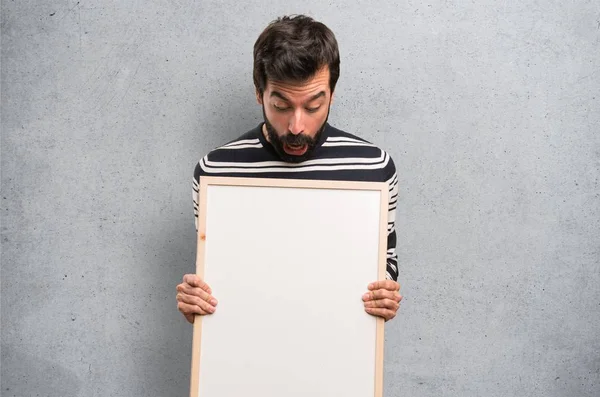 Homem Com Barba Segurando Cartaz Vazio Fundo Texturizado — Fotografia de Stock