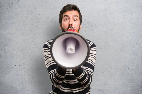 Man Met Baard Houden Een Megafoon Gestructureerde Achtergrond — Stockfoto