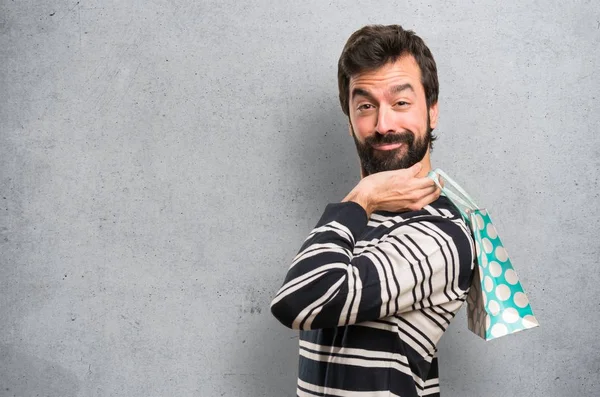 Happy Man Avec Barbe Avec Sac Provisions Sur Fond Texturé — Photo