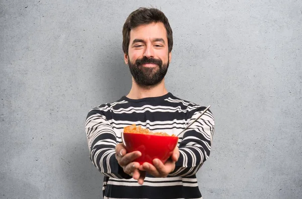 Glücklicher Mann Mit Bart Der Eine Schale Mit Getreide Auf — Stockfoto