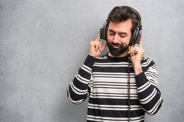 Homem Com Barba Ouvindo Música Fundo Texturizado — Fotografia de Stock