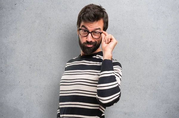 Mannen Med Skägg Med Glasögon Texturerat Bakgrund — Stockfoto