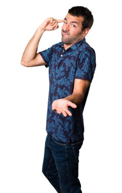 Esmer adam beyaz arka plan üzerinde deli jest yapma