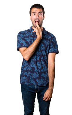 Esmer adam yapma intihar jest beyaz arka plan üzerinde