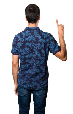 Esmer adam beyaz arka plan üzerinde sayma