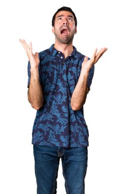 Beyaz arka plan üzerinde esmer adam sinirli