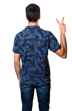 Esmer adam iki beyaz arka plan üzerinde sayma