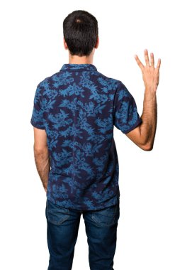 Esmer adam dört beyaz arka plan üzerinde sayma