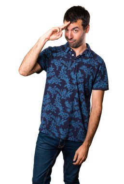 Esmer adam beyaz arka plan üzerinde selamlayan