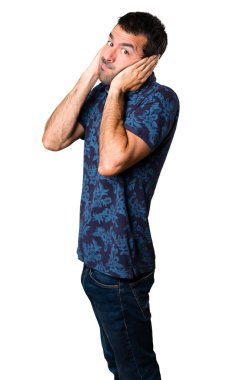 Esmer adam beyaz arka plan üzerinde kulakları kapsayan