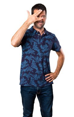 Esmer adam gözlerini beyaz zemin üzerine kaplama