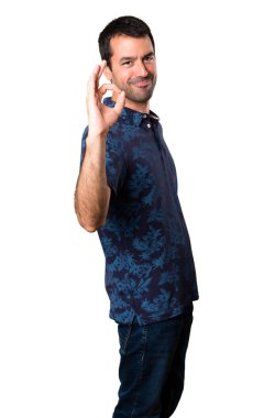 Esmer adam Tamam beyaz arka plan üzerinde kayıt yapma