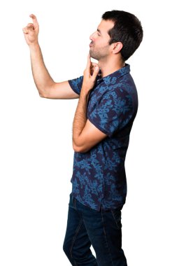 Esmer adam beyaz arka plan üzerinde küçük işareti yapmak