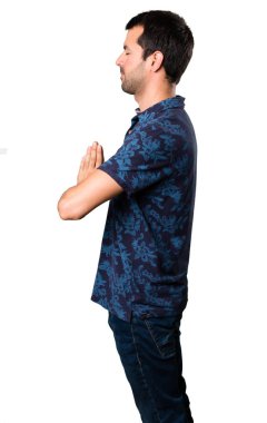 Beyaz arka plan üzerinde zen pozisyonundaki esmer adam