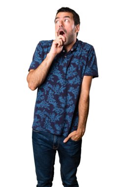 Esmer adam yapma sürpriz jest beyaz arka plan üzerinde