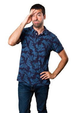 Beyaz arka plan üzerinde yorgun esmer adam