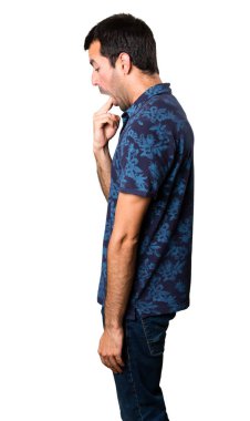 Esmer adam beyaz zemin üzerine kusma jest yapma