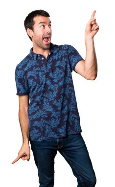 Esmer adam beyaz arka plan üzerinde dans