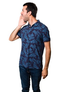 Esmer adam beyaz zemin üzerine bağırarak