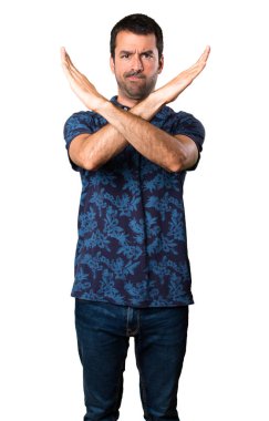 Esmer adam beyaz arka plan üzerinde hiçbir hareketi yapma