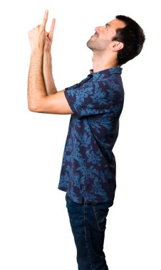 Esmer adam beyaz arka plan üzerinde yukarı dönük