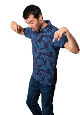 Esmer adam beyaz arka plan üzerinde aşağı dönük