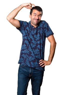 Esmer adam beyaz zemin üzerine şüpheleri