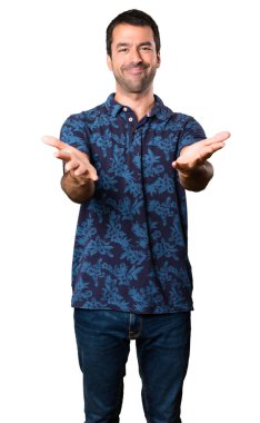 Esmer adam bir şey beyaz arka plan üzerinde sunulması