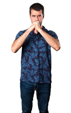 Esmer adam beyaz arka plan üzerinde mücadele