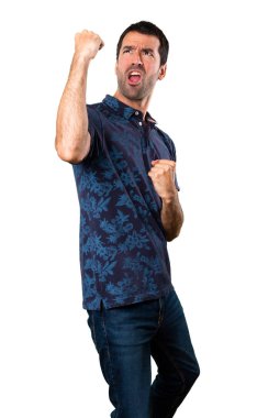 Beyaz arka plan üzerinde şanslı esmer adam