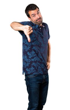 Esmer adam kötü sinyal beyaz arka plan üzerinde yapma