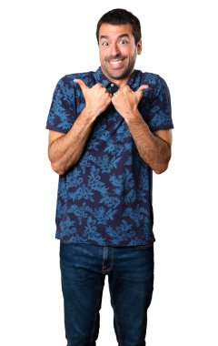 Beyaz arka plan üzerinde başparmak ile esmer adam