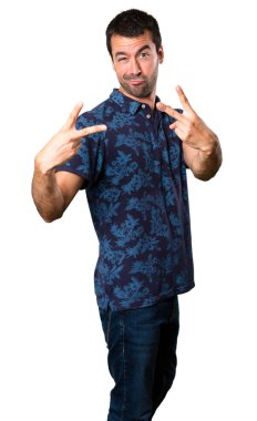 Esmer adam yapma zafer jest beyaz arka plan üzerinde