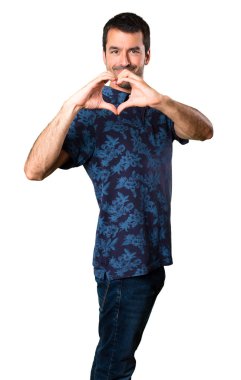 Esmer adam beyaz arka plan üzerinde elleriyle bir kalp yapma