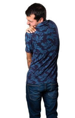 Esmer adam beyaz arka plan üzerinde omuz ağrısı ile