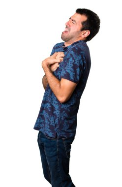 Kalp ağrısı beyaz arka plan üzerinde olan esmer adam