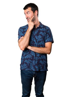 Esmer adam beyaz arka plan üzerinde yan bakan