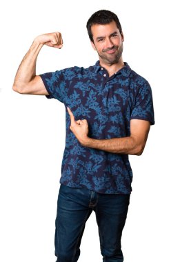 Esmer adam beyaz arka plan üzerinde güçlü bir jest yapma