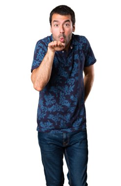 Esmer adam beyaz arka plan üzerinde dans