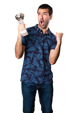 Esmer adam bir kupa beyaz arka plan üzerinde tutan