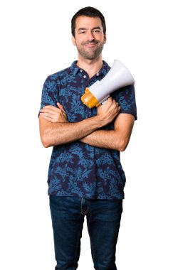 Esmer adam bir megafon beyaz arka plan üzerinde tutan