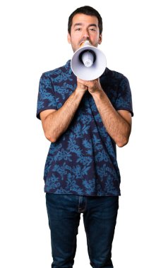 Esmer adam bir megafon beyaz arka plan üzerinde tutan