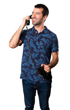 Esmer adam beyaz arka plan üzerinde konuşmak için Vintage telefon