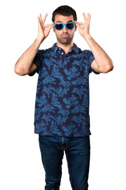 Beyaz arka plan üzerinde gözlüklü esmer adam