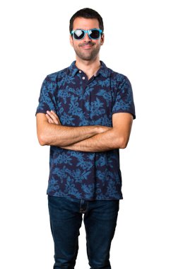 Beyaz arka plan üzerinde gözlüklü esmer adam