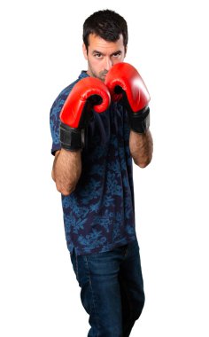 Beyaz arka plan üzerinde boks eldivenli esmer adam