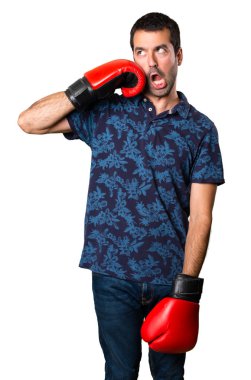 Beyaz arka plan üzerinde boks eldivenli esmer adam