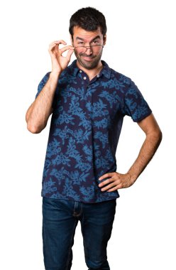 Beyaz arka plan üzerinde gözlüklü esmer adam