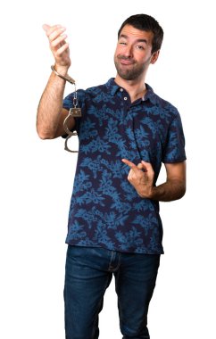 Beyaz arka plan üzerinde kelepçe ile esmer adam